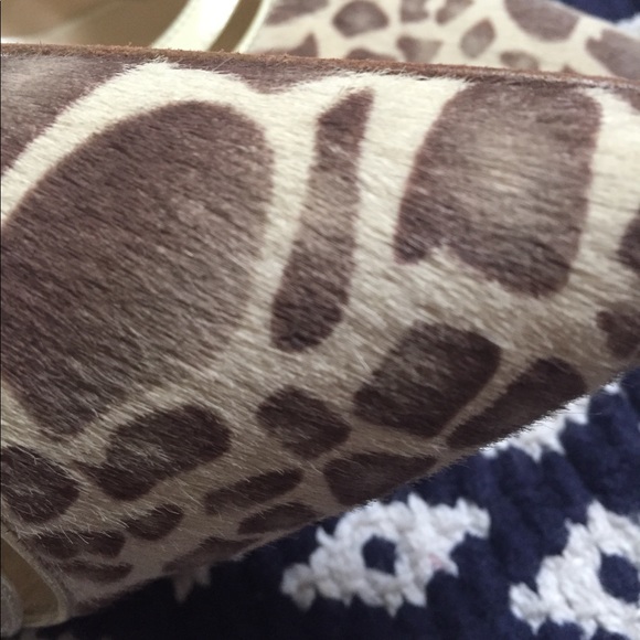 Manolo Blahnik Giraffe printed Calf Hair Slingback - Picture 7 of 7